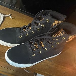 Black sued timberland boots with leopard fur